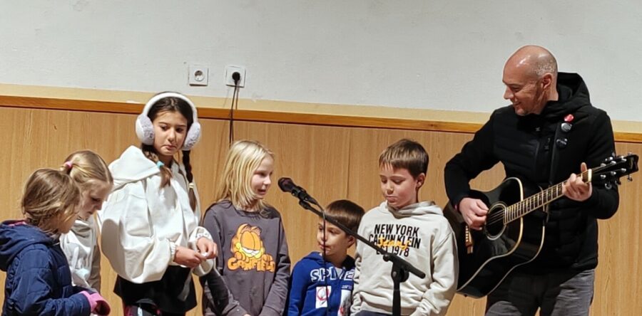 PRAVLJIČNO POPOLDNE VELIKIH ŽABELJ